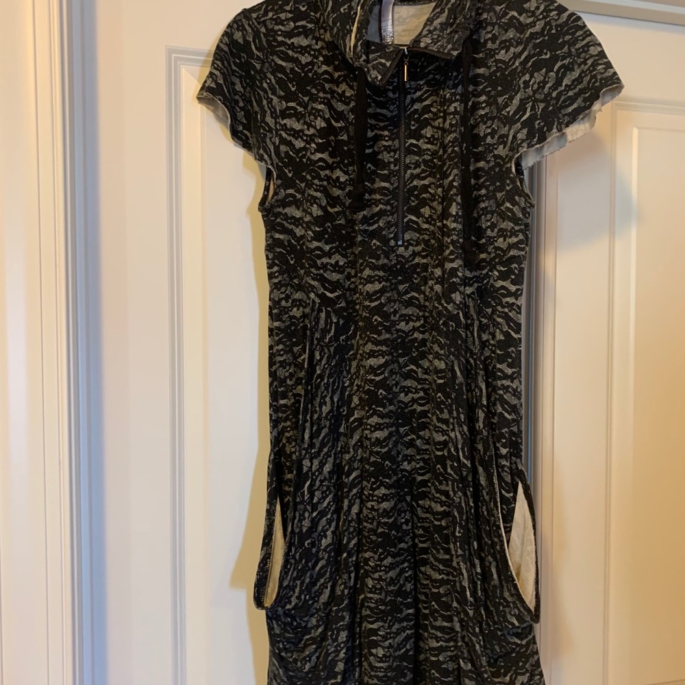 Short sleeve, lace print black and taupe tunic